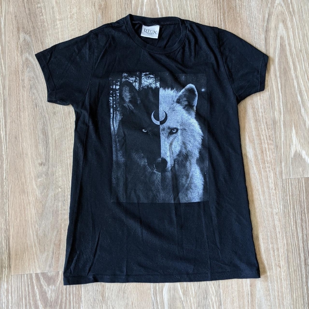 Duality wolf tee